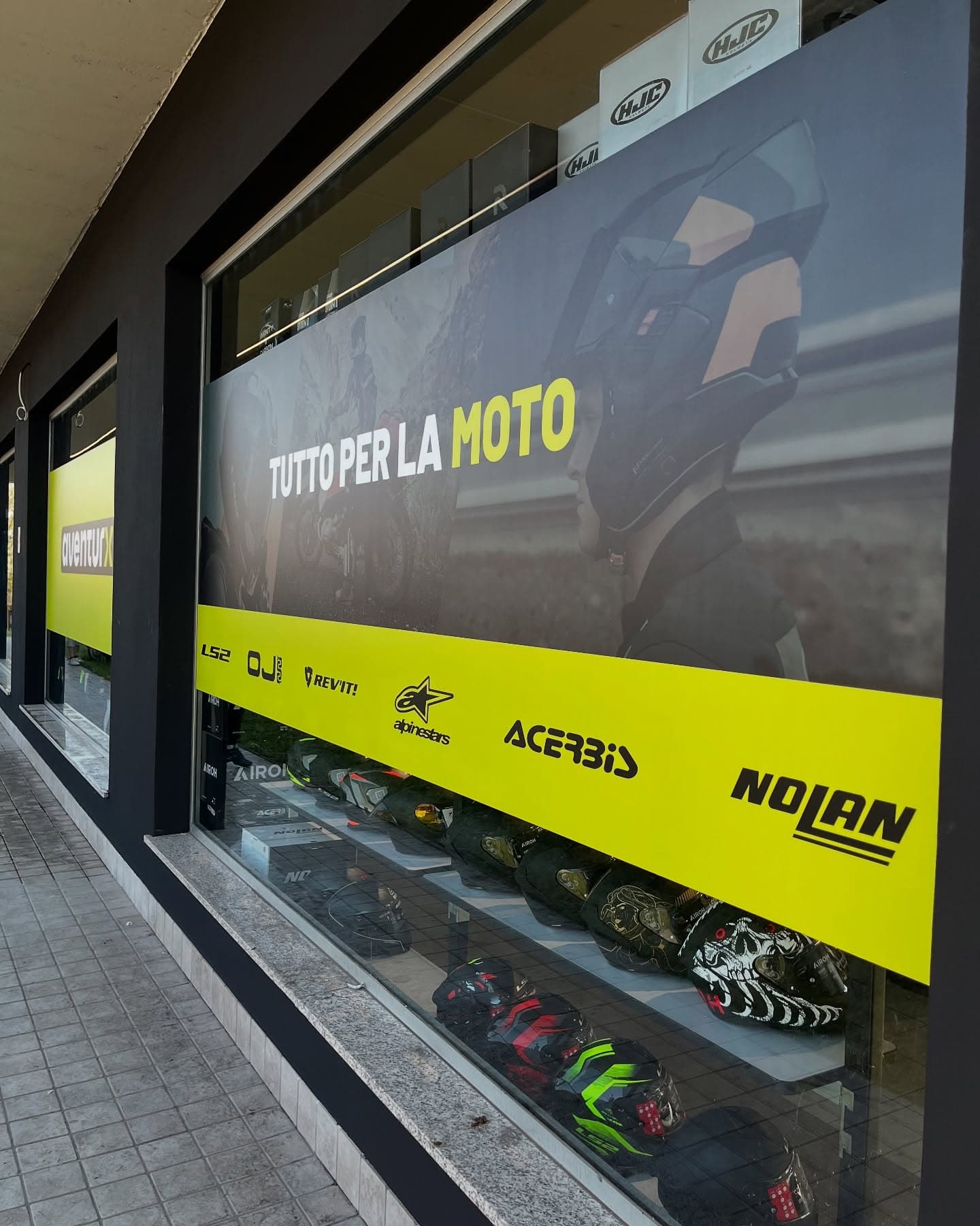 Decorazione Vetrine Negozio Moto